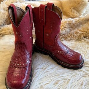 NWOT unique never worn Ariat 4LR Women’s boots with diamond rivets